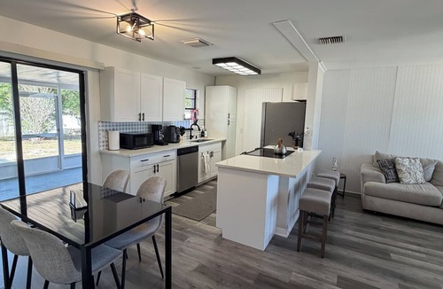 Spring Hill House | Backyard Oasis with Pool 10 min to Weeki Wachee