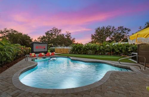 Palma Sola House | Backyard Paradise Sleeps 14 Arcade Games Spa
