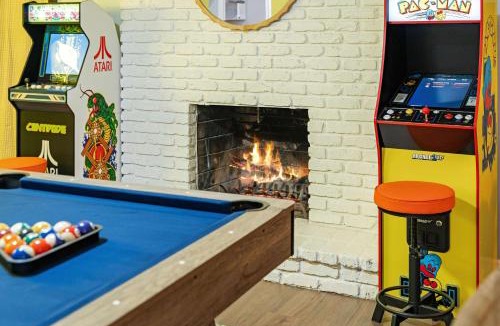 Palma Sola House | Backyard Paradise Sleeps 14 Arcade Games Spa