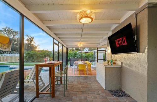Palma Sola House | Backyard Paradise Sleeps 14 Arcade Games Spa