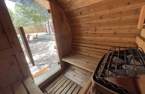 South Manchaca House | Backyard Spa Oasis- hot tub, cold plunge, and outdoor sauna. 10 min to downtown!