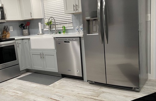 South Daytona House | Backyard , washer and dryer, four smart TVs°Full Kitchen°free Parking°King