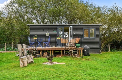 Blackham Cabin | Badger Shepherds Hut - a holiday let that sleeps 2 guests in 1 bedroom