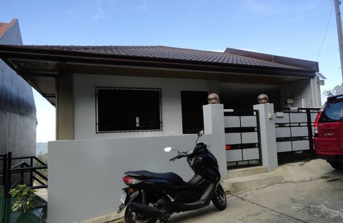 La Trinidad Bed & Breakfast | Baguio City Area - Suburban living in surrounding majestic mountains & Sunset