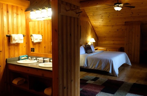 Blue River Hotel | Bahama Mama (VIRTUAL TOUR IN DESCRIPTION)
