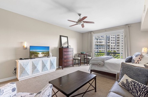 Baytowne Wharf Condo | Bahia Studio at Baytowne Wharf! Overlooks Tropical Pool, Hot Tub, Beach Tram!