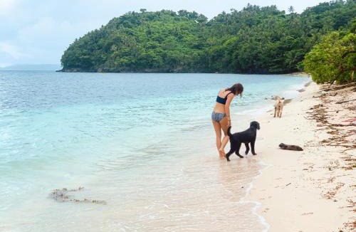 Gubat House | Baia Nest BUGIW Self-Service Cottage by the Road and Near the Beach, Pet Friendly with a Fee