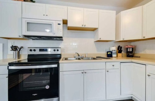 Atlantic Beach House | Bailey's Beach Cottage Unit 1