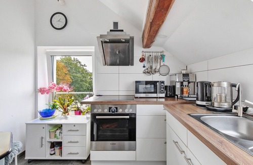Laupheim Apartment | Bailey Shared Apartment Room with Wi-Fi in Attic