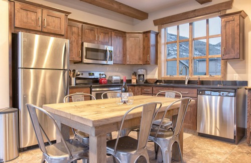 Jackson House | Baitshop Cabin Privacy in Downtown Jackson 2 blocks to Town Square w/A/C