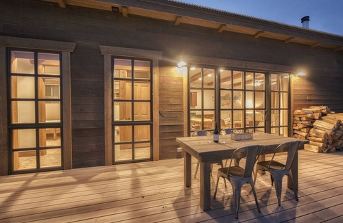 Jackson House | Baitshop Cabin Privacy in Downtown Jackson 2 blocks to Town Square w/A/C