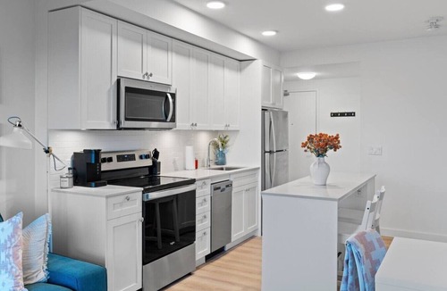 Crescent Heights Apartment | "Baja Blast" 2BR |Mins to Stampede | Rooftop Patio