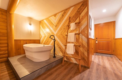 Lake Louise Cabin | Baker Creek | Jacuzzi Suite