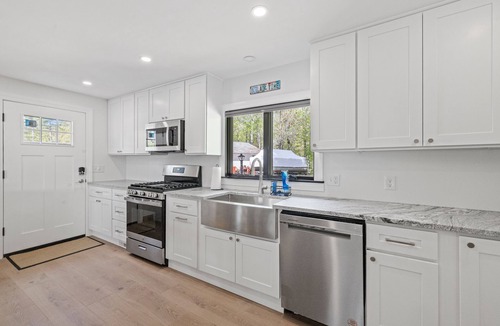 East Wakefield House | Balch Lake Bungalow -Lakeside Retreat - NEWLY RENOVATED, 90+ FT OF PRIVATE BEACH