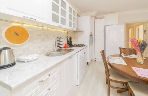 Liman Mahallesi Apartment | Balcony and Pool Flat Near Beach in Antalya