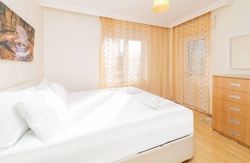 Liman Mahallesi Apartment | Balcony and Pool Flat Near Beach in Antalya