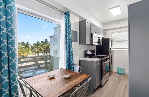South Beach Condo | Balcony Beach View w/2 Queen beds, Ocean Dr Beach