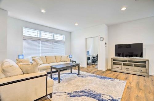 Monroe House | Balcony & Mtn Views! Newly Built Getaway in Monroe