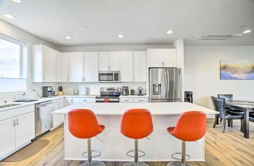 Monroe House | Balcony & Mtn Views! Newly Built Getaway in Monroe