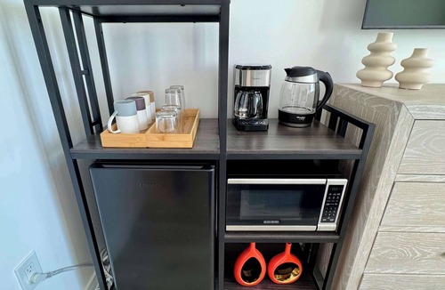 Coconut Grove Condo | Balcony Ocean Views | Pool, Gym, Wi-Fi & Parking