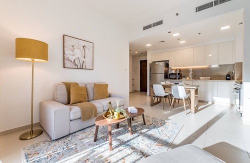 Dubai Apartment | Balcony Overlooking the Swimming Pool, Just Minutes from the Park