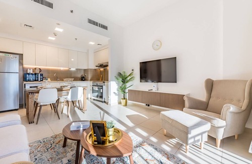Dubai Apartment | Balcony Overlooking the Swimming Pool, Just Minutes from the Park