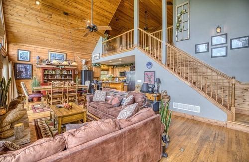 Helen Cabin | Bald Eagle Lodge with `EPIC` Long Range | Mountain Views | Hot-Tub|Pets OK