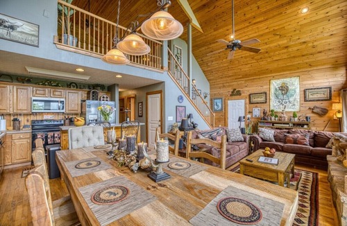 Helen Cabin | Bald Eagle Lodge with `EPIC` Long Range | Mountain Views | Hot-Tub|Pets OK