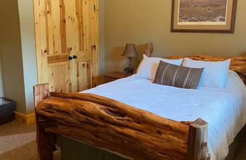 Baldwin City Cabin | Baldwin City's Tallgrass lodge