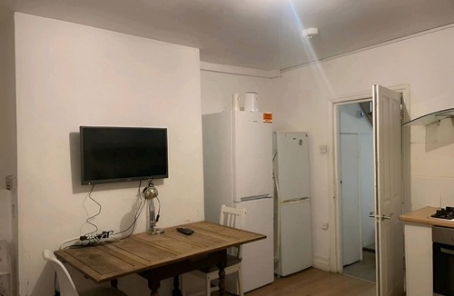 St. Leonard's Apartment | Balham, Spacious Apartment with Garden F1