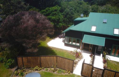 Bowentown Apartment | Bali Escape, tropical gardens, close to 3 beaches!