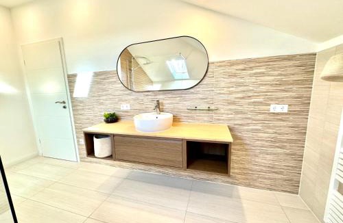 Huttenheim Apartment | Balkenstube