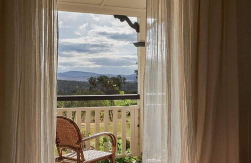 Ballandean House | Ballandean Lodge -110-year-old grand Queenslander set on a 6 acre olive grove.