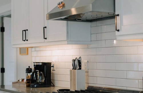 Ballard Apartment | Ballard Craftsman | Sleeps 10 | A/C, BBQ & Firepit
