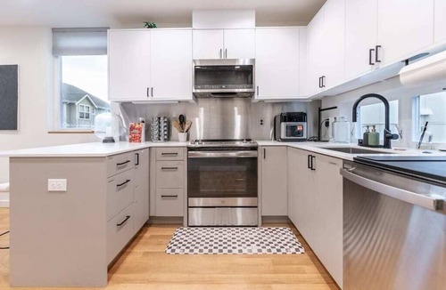 West Woodland Condo | Ballard's Pet-Friendly Mid Century Home + Rooftop Deck