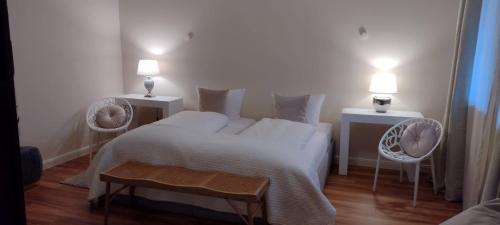 Iphofen Apartment | BALTHAZAR APARTMENT IPHOFEN, klimatisiert, nähe MARKTPLATZ, KNAUF GIPS KG und ConneKT Kitzingen, VDP Weingut Wirsching, TV mirroring 55" Zoll, Wifi, mit kleiner Terrassen