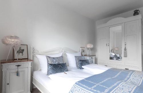 Iphofen Apartment | BALTHAZAR APARTMENT IPHOFEN, klimatisiert, nähe MARKTPLATZ, KNAUF GIPS KG und ConneKT Kitzingen, VDP Weingut Wirsching, TV mirroring 55" Zoll, Wifi, mit kleiner Terrassen