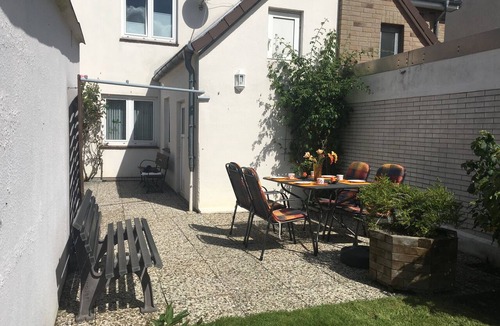 Neumuhlen-Dietrichsdorf Apartment | ☼ Baltic vacation apartment, bright, friendly, on the ground floor with garden uand Sun terrace