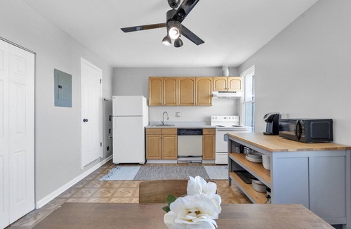 Downtown Baltimore Apartment | Baltimore Hopkins Medical Apt. 4- walking distance to Fells Point & Inner Harbor
