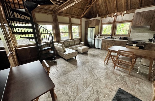 Hilo House | Bamboo River Hideaway in Hilo with fast WiFi near HMC