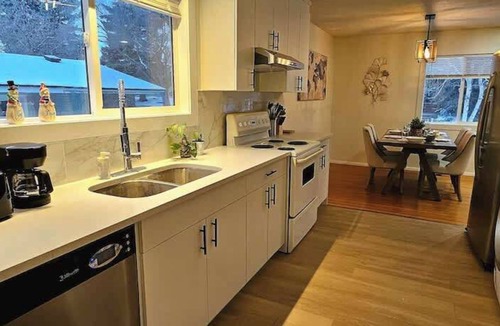 Brentwood House | Banff 70 min| 5 min UofC, DT, Shops, Dining| Patio