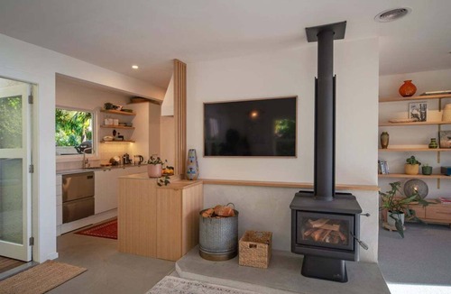 Atawhai House | Bangalow Bach - Spa Pool & Scenic Views