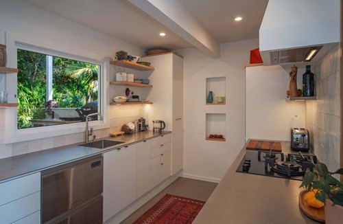 Atawhai House | Bangalow Bach - Spa Pool & Scenic Views
