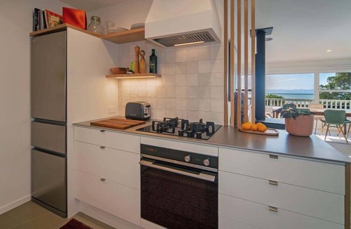 Atawhai House | Bangalow Bach - Spa Pool & Scenic Views