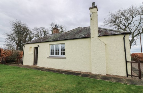 Forfar Cottage | BANKHEAD OF LOUR BUNGALOW, pet friendly, with open fire in Forfar