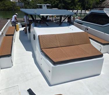 Downtown Cancun Boat Rental | Barco privado de lujo para tu familia y amigos en Cancun-isla mujeres