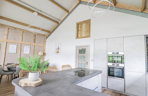 Kingswood Cottage | BARCUD COCH - RED KITE, pet friendly, with hot tub in Garthmyl