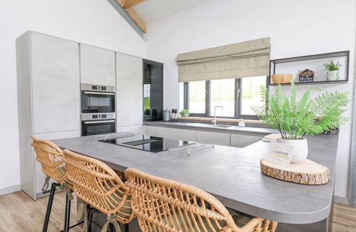 Kingswood Cottage | BARCUD COCH - RED KITE, pet friendly, with hot tub in Garthmyl