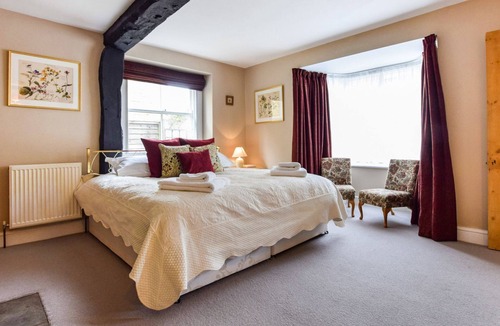 Winchcombe House | Barebones Farm - sleeps 14 guests in 7 bedrooms