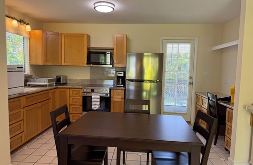 Kailua House | BAREFOOT BEACH RETREAT, 2BR, NEWLY FURN. WALK-2-BEACH/BUZZ'S=2 MIN, KAʻOHAO SCH.